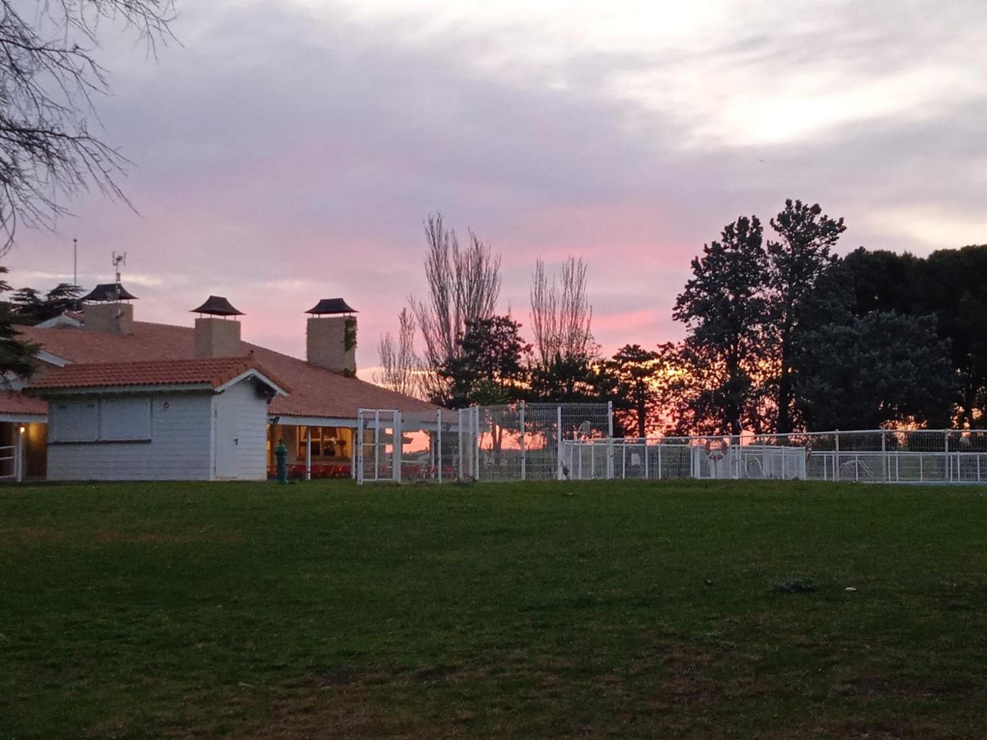 Albergue Zaragoza Camping Екстер'єр фото