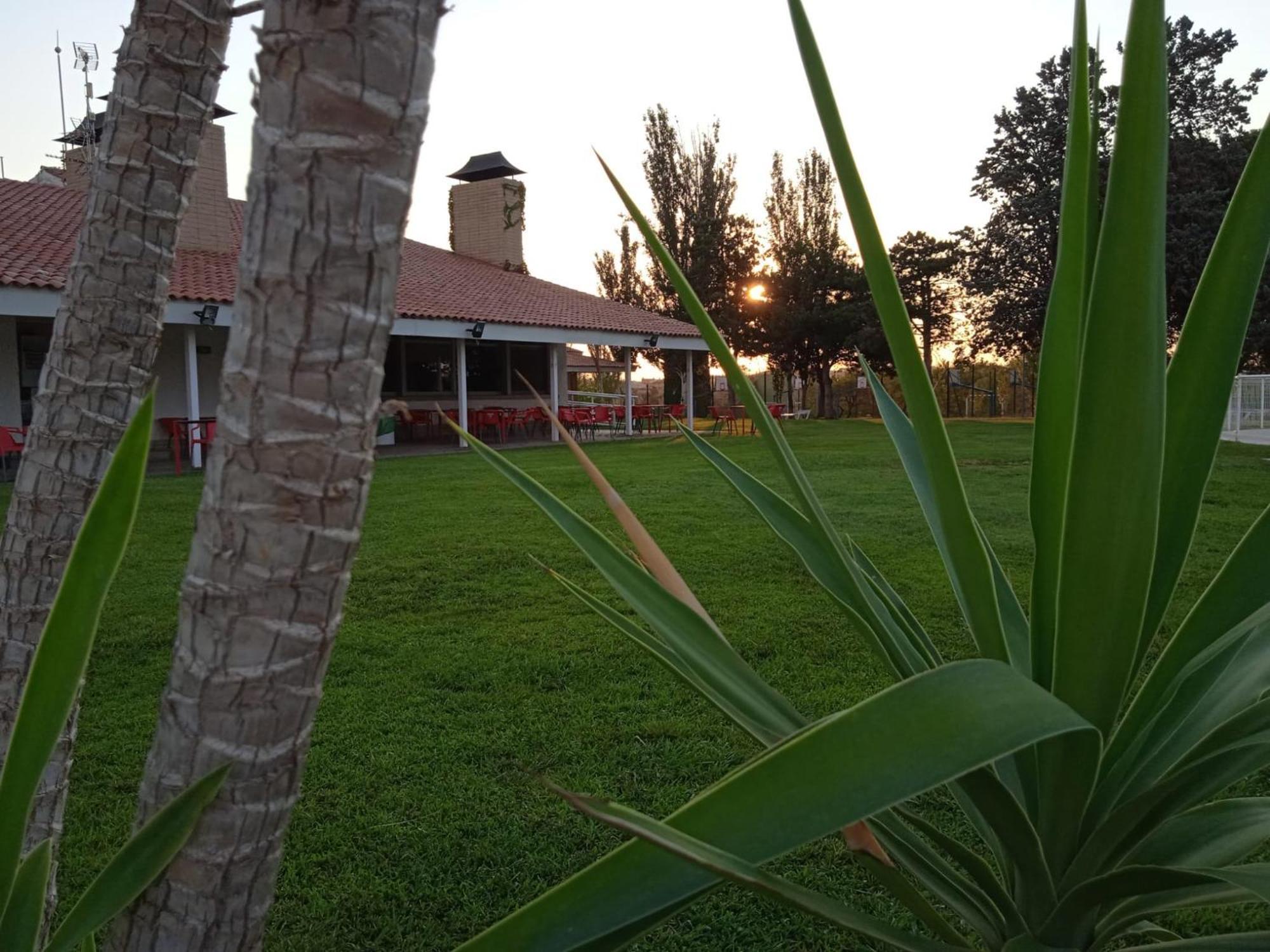 Albergue Zaragoza Camping Екстер'єр фото